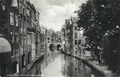 1588 Gezicht op de Oudegracht te Utrecht met op de achtergrond de Maartensbrug; links de achtergevels van enkele huizen ...